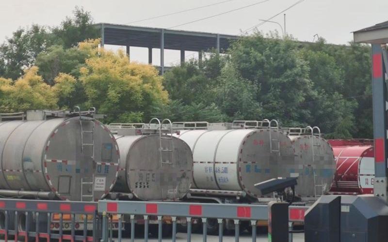 混裝油罐車.jpg 混裝油罐車.jpg