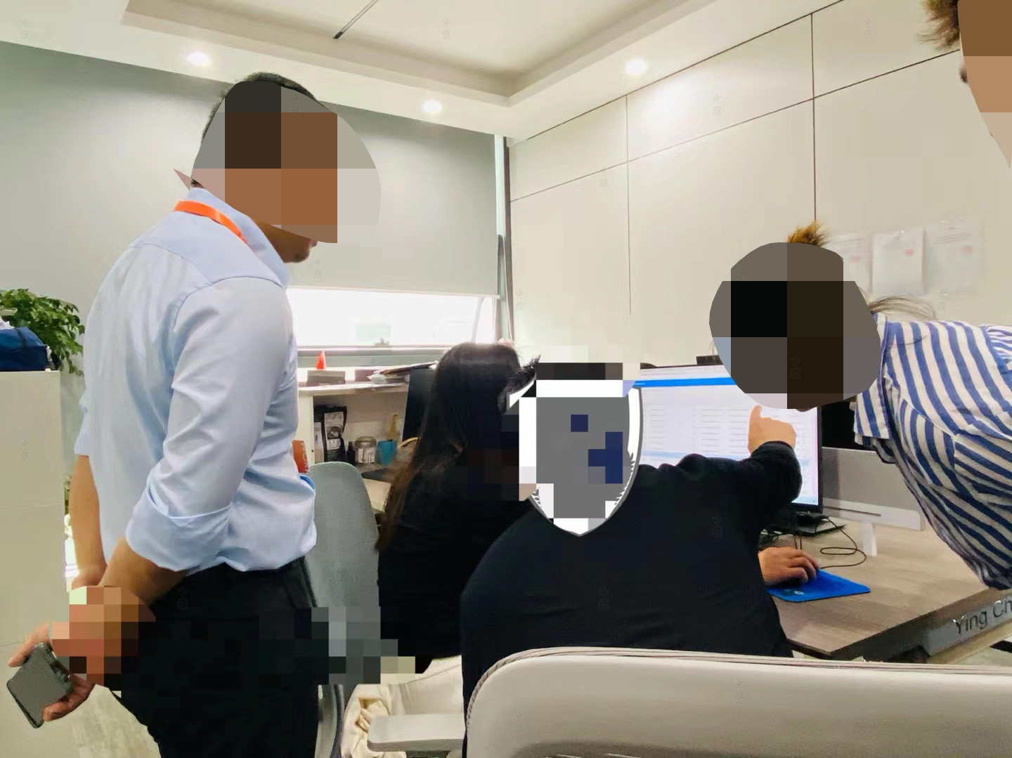 同事們正在交流這個(gè)項(xiàng)目的進(jìn)展.jpg 同事們正在交流這個(gè)項(xiàng)目的進(jìn)展.jpg