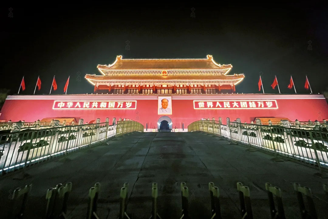夜晚的天安門(mén)廣場(chǎng)，燈火輝煌