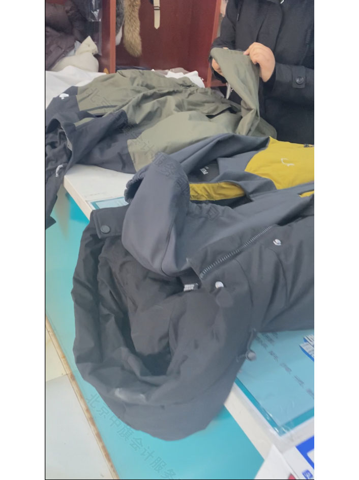 正在給衣服處理標(biāo)簽