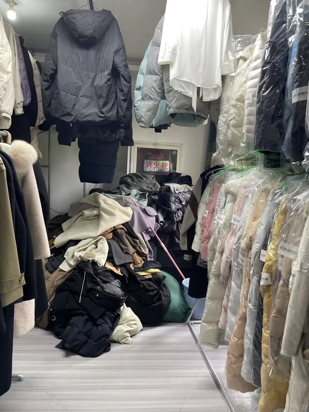 剛開業(yè)的干洗店，現(xiàn)在衣服堆積如山，訂單非常多