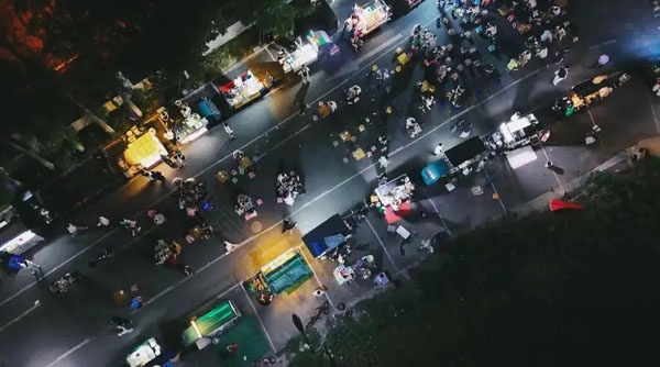 夜幕降臨夜市一條街啟動(dòng) 夜幕降臨夜市一條街啟動(dòng)