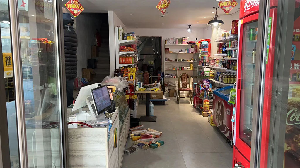 小張新開張的便利店還是比較凌亂的.jpg 小張新開張的便利店還是比較凌亂的.jpg