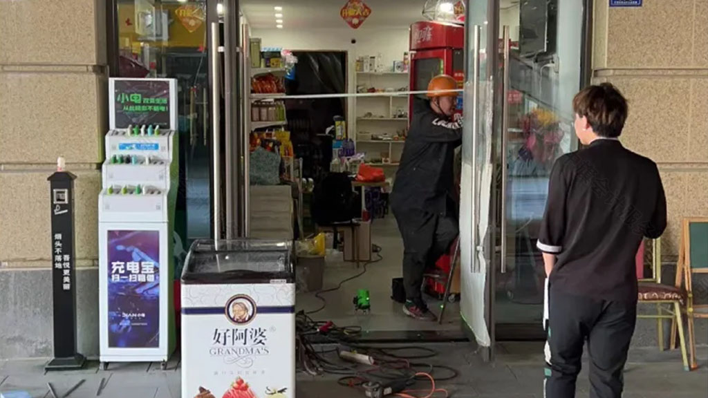 正在忙于裝修的師傅們.jpg 正在忙于裝修的師傅們.jpg