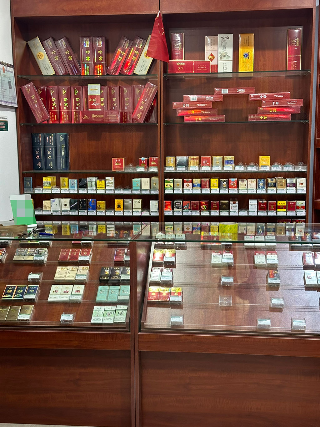 小旗樓下的煙草專賣香煙種類很多.jpg 小旗樓下的煙草專賣香煙種類很多.jpg