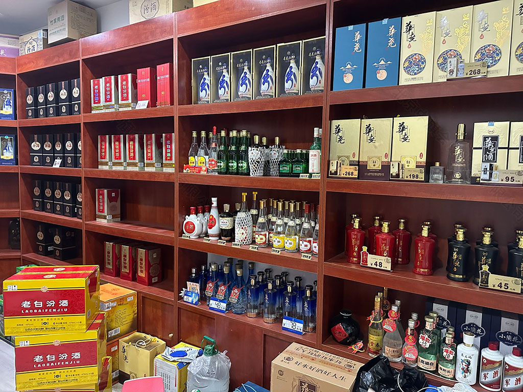 店鋪里還有賣酒的 店鋪里還有賣酒的