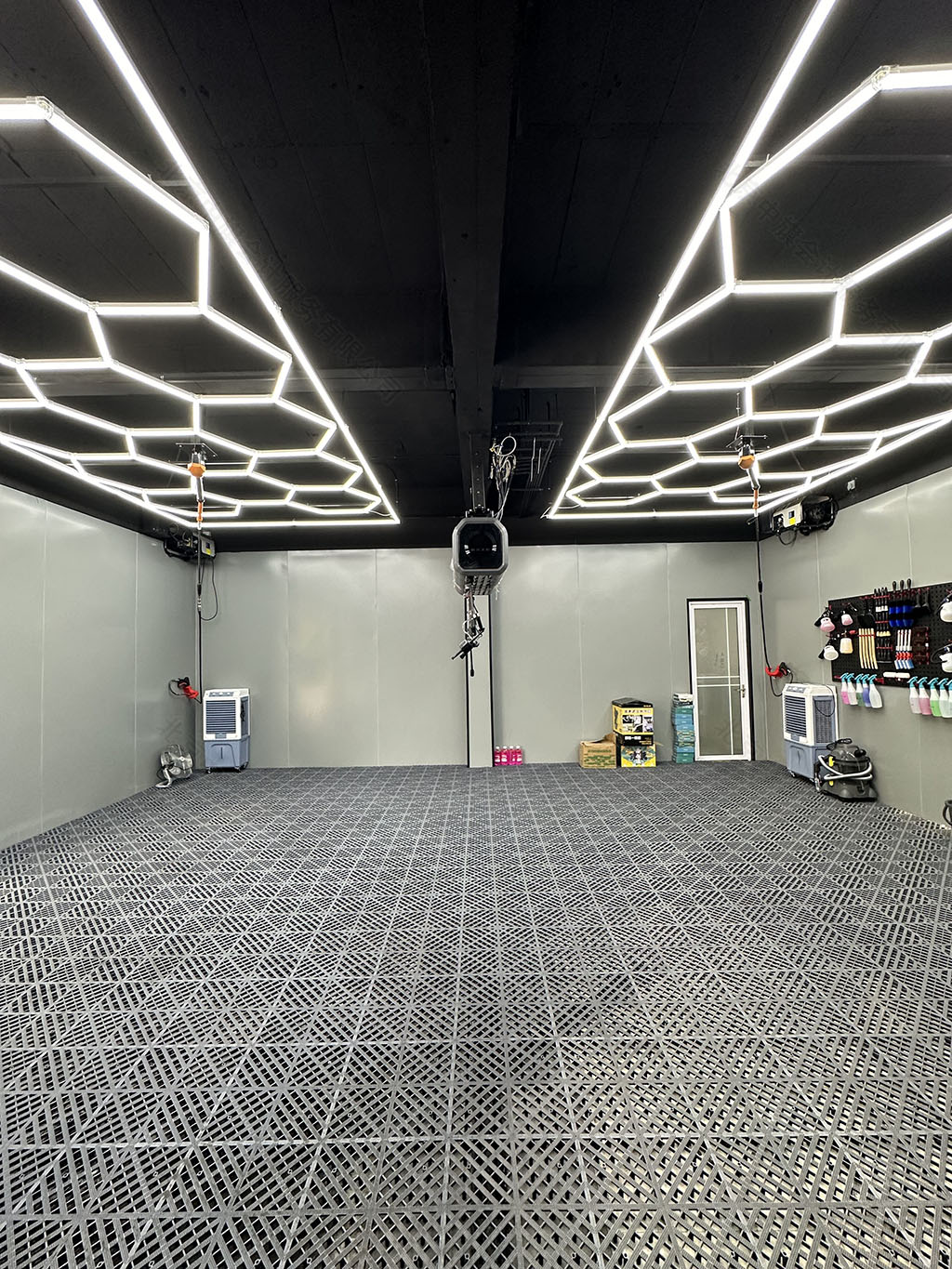 樓下新開的一家汽車美容.jpg 樓下新開的一家汽車美容.jpg