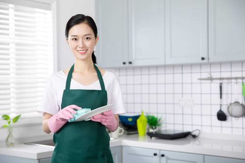 家政服務(wù)的工作人員.jpg 家政服務(wù)的工作人員.jpg