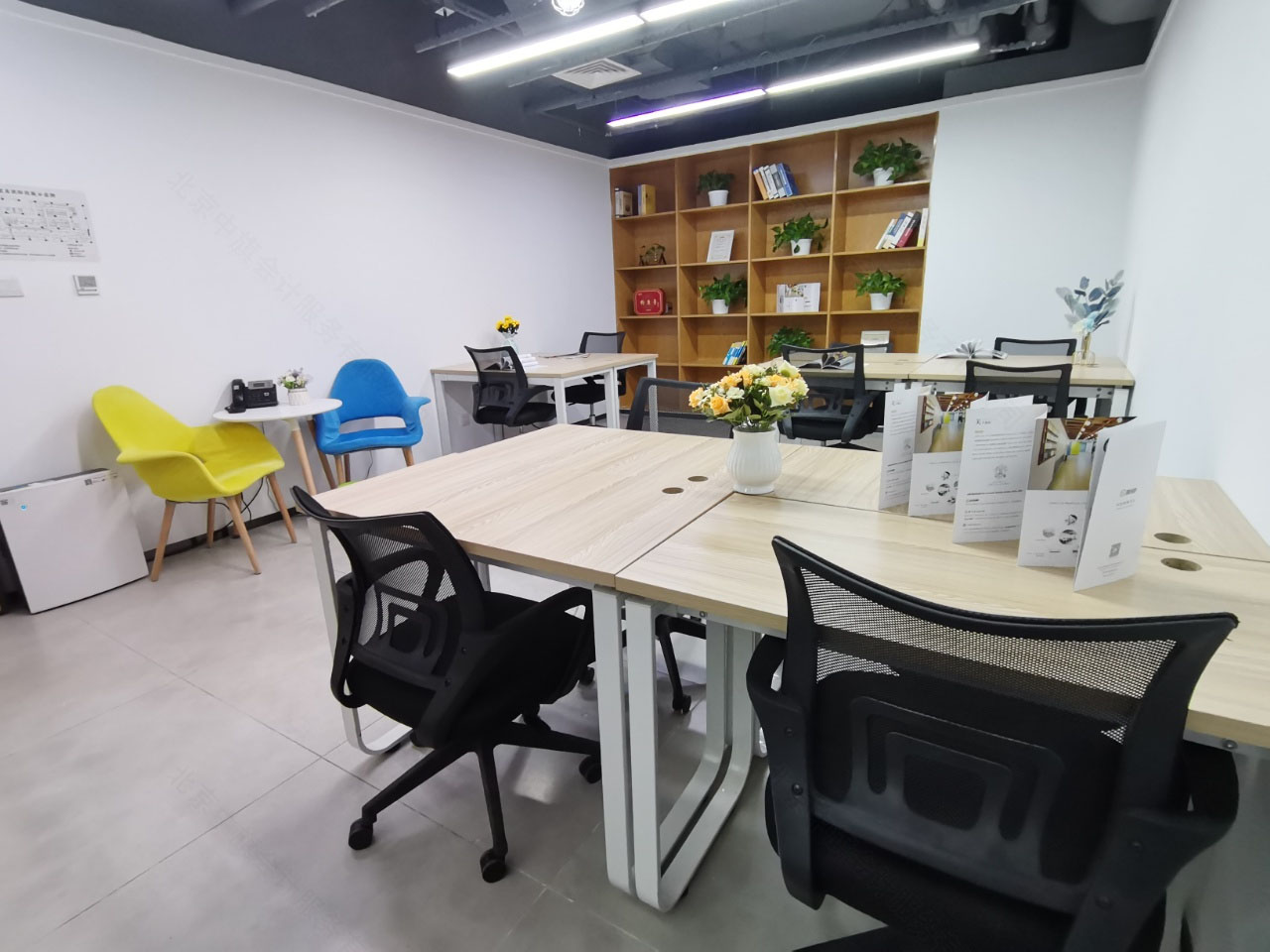 我們的辦公室還是非常優(yōu)美的.jpg 我們的辦公室還是非常優(yōu)美的.jpg