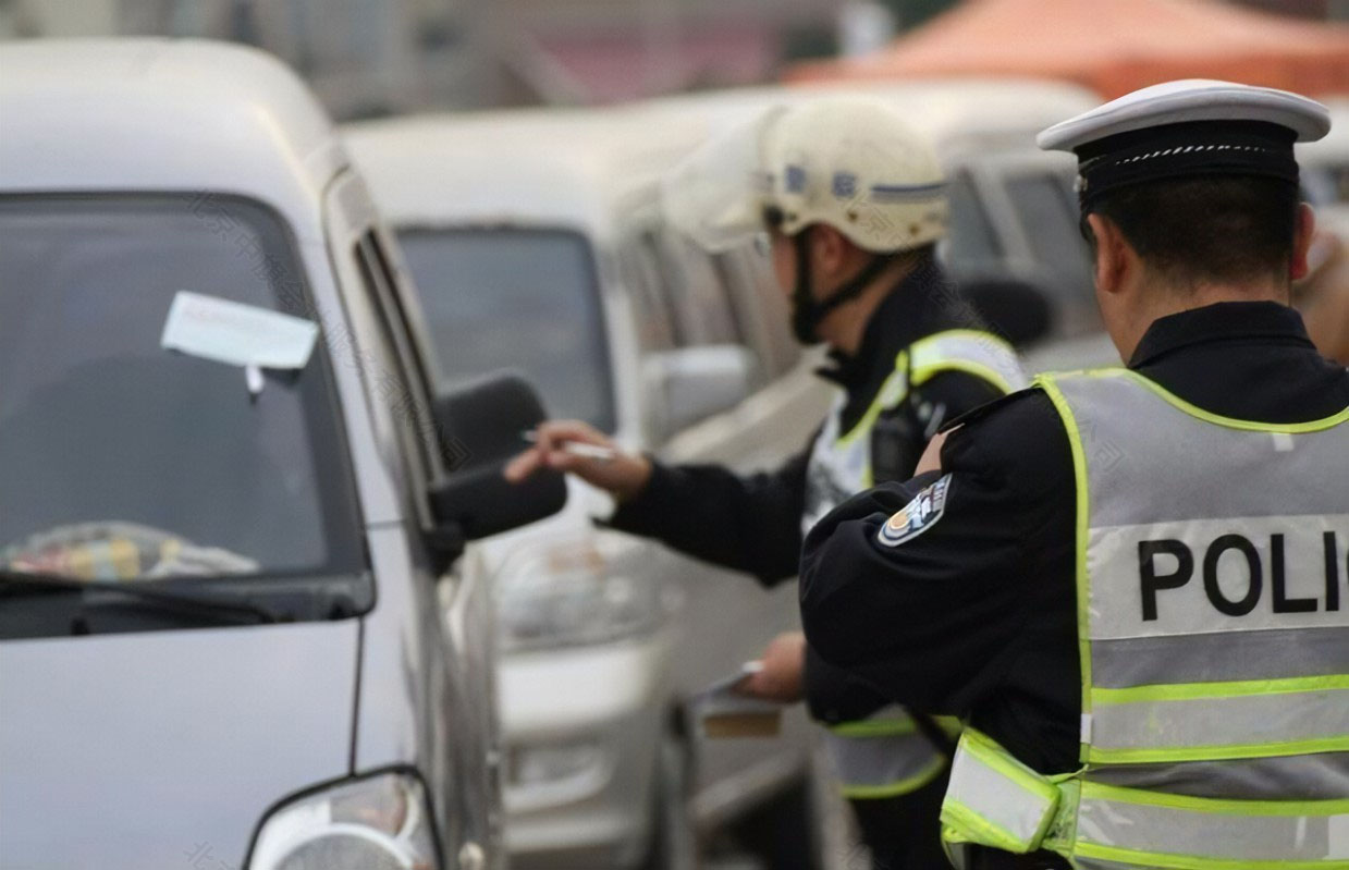 交警同志正在處理交通違法行為.jpg 交警同志正在處理交通違法行為.jpg