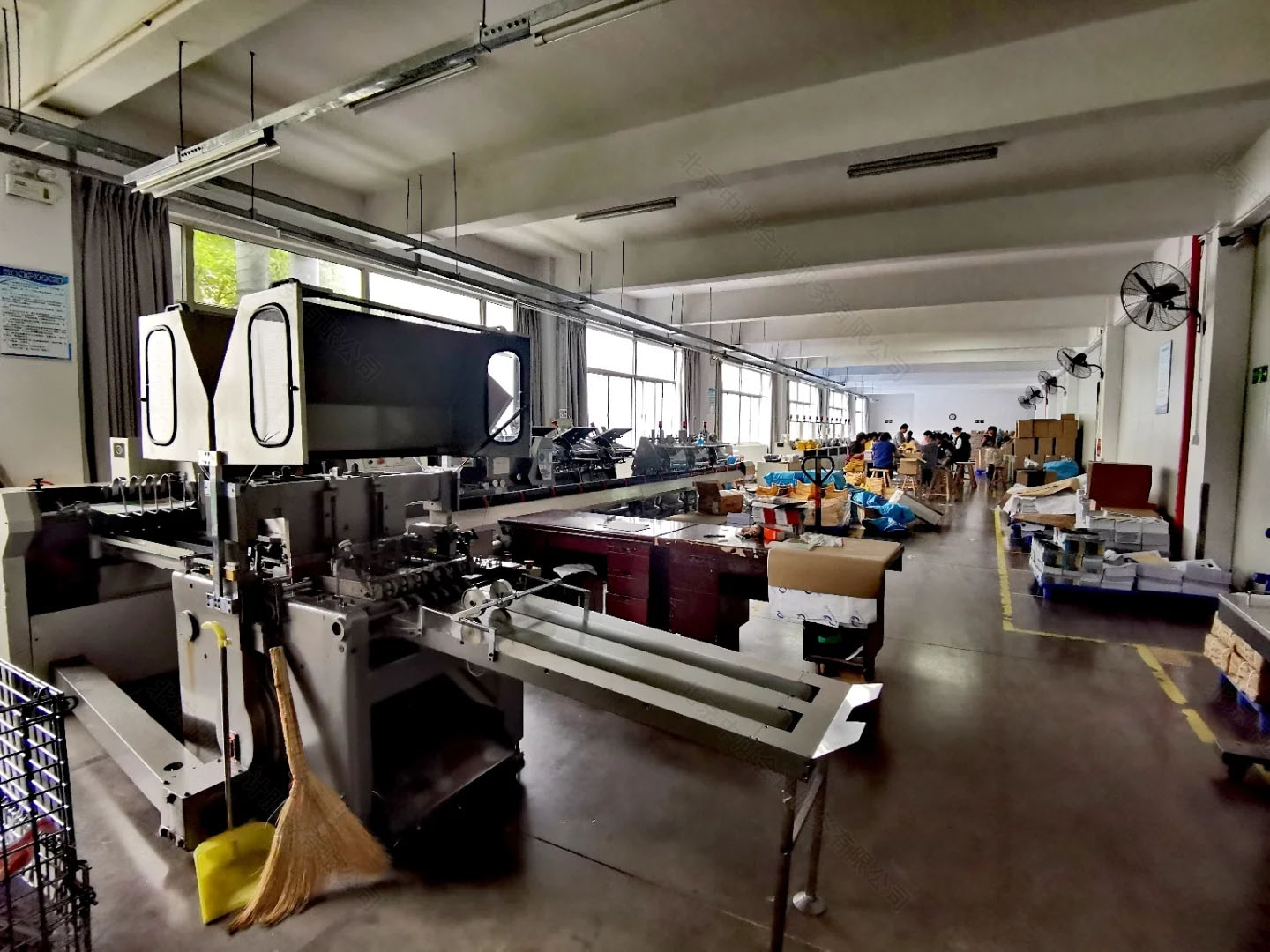 小旗家里的印刷設(shè)備和師傅們.jpg 小旗家里的印刷設(shè)備和師傅們.jpg