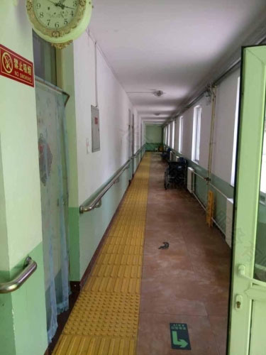 養(yǎng)老院走廊一角，地面鋪設(shè)盲道.jpg
