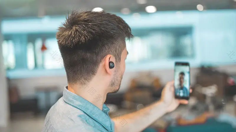 正在進行可視電話會議.jpg 正在進行可視電話會議.jpg