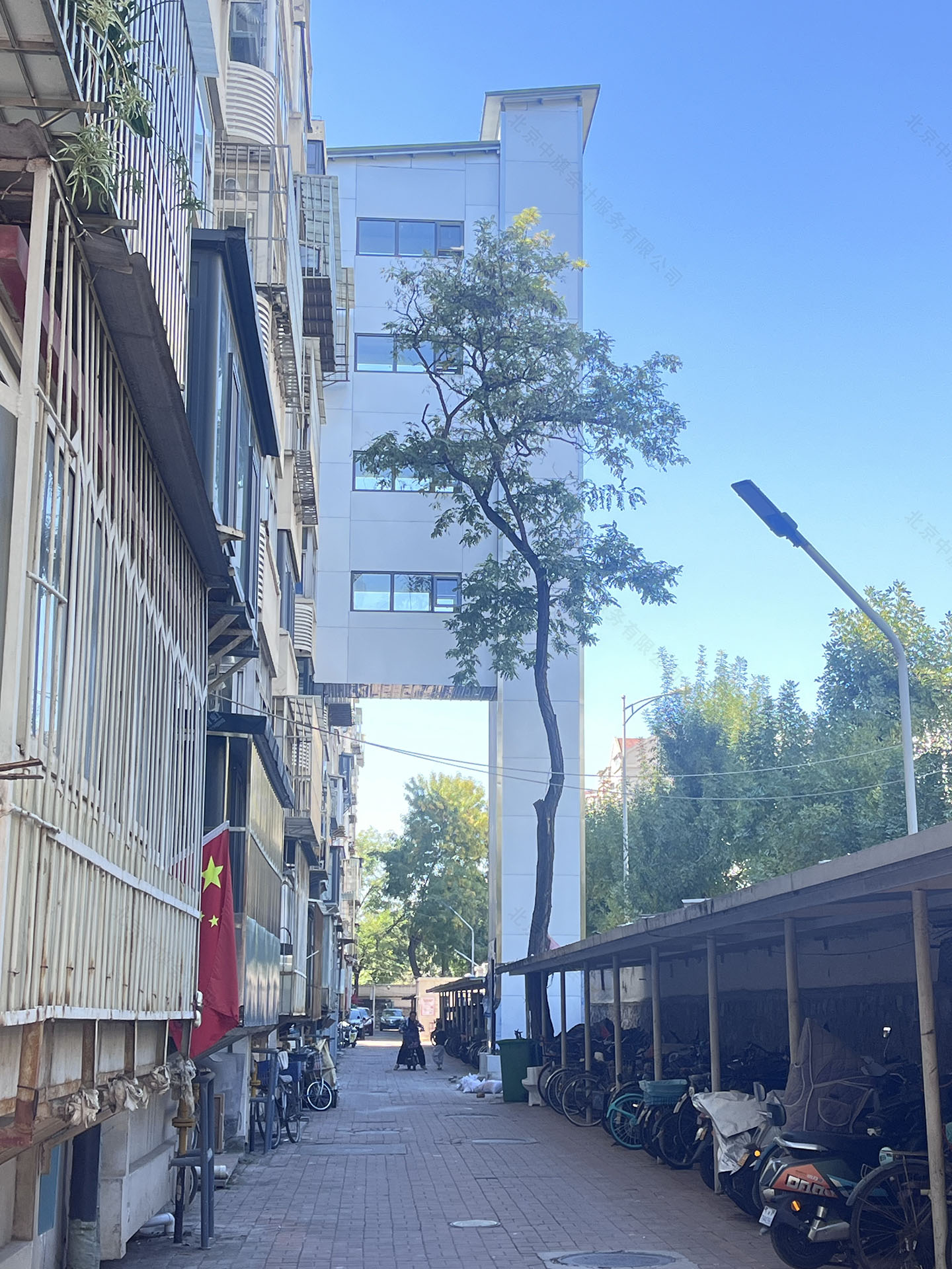 外掛電梯好像增加了支撐住.jpg 外掛電梯好像增加了支撐住.jpg