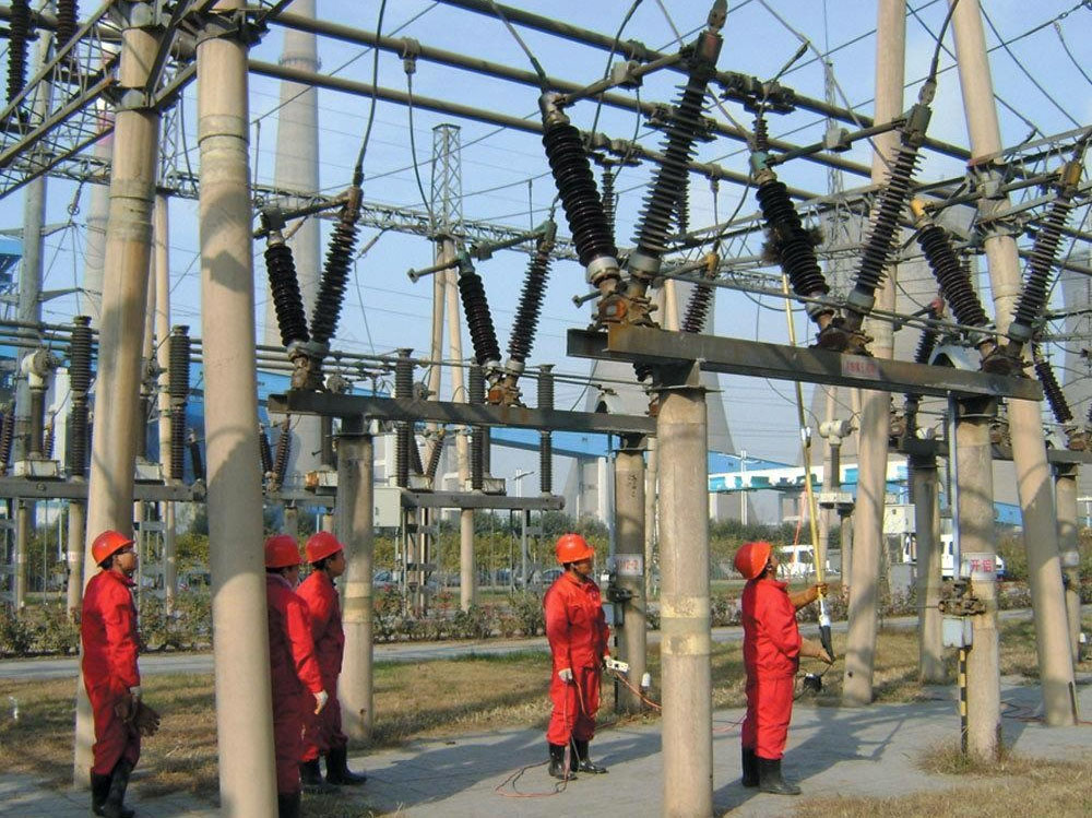 正在做電力維護(hù)的師傅們.jpg 正在做電力維護(hù)的師傅們.jpg