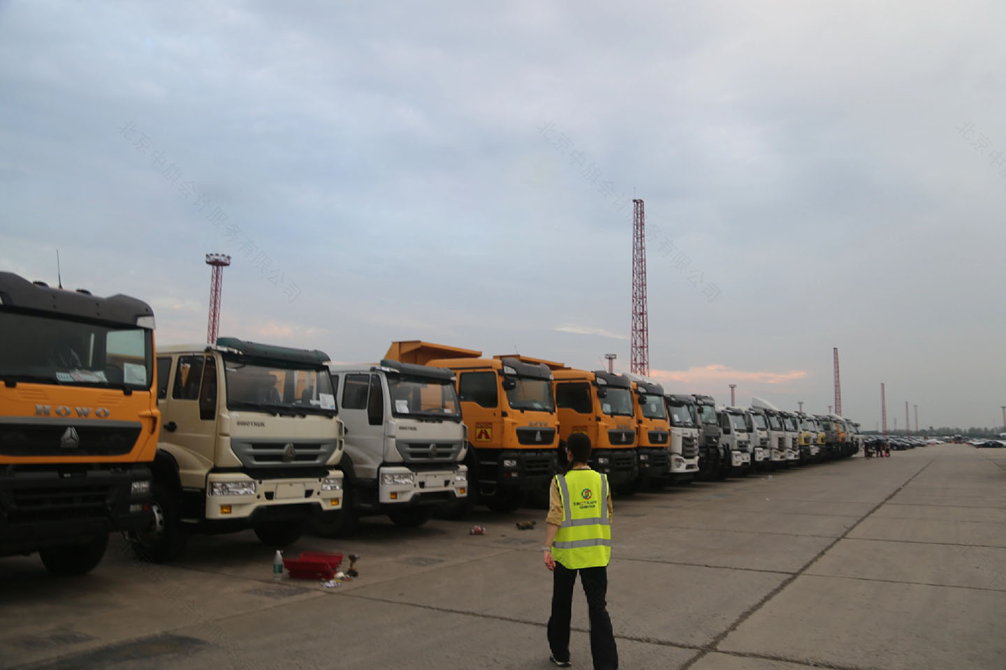 物流港里面的大車.jpg 物流港里面的大車.jpg