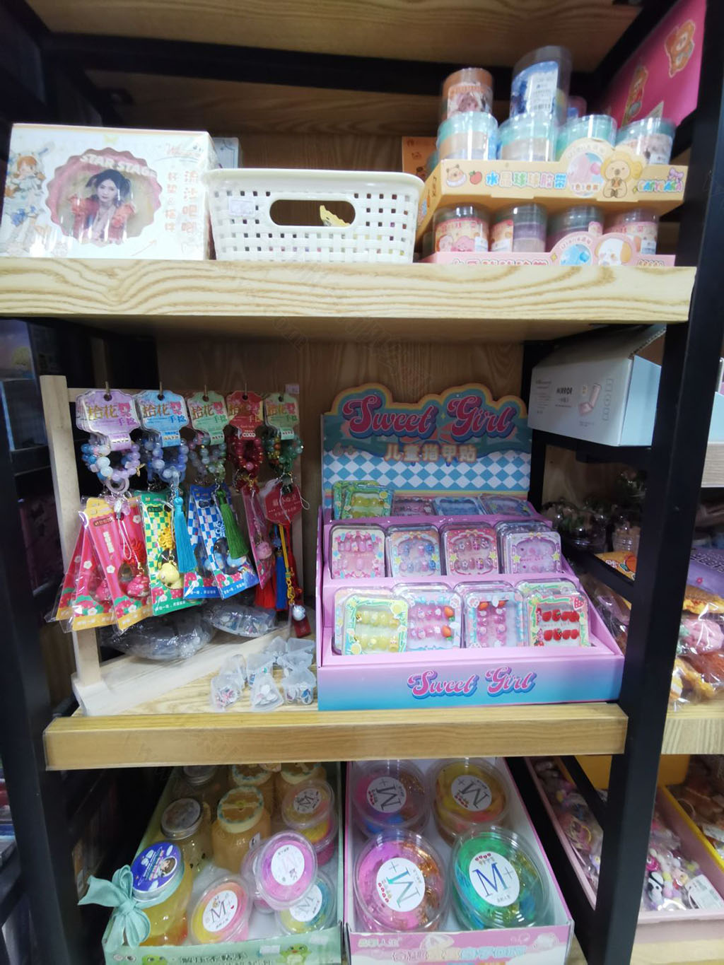 晨光店內(nèi)的孩子小裝飾品.jpg 晨光店內(nèi)的孩子小裝飾品.jpg