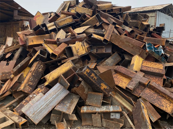 樓下廢品站回收的廢鐵堆積如山.jpg 樓下廢品站回收的廢鐵堆積如山.jpg
