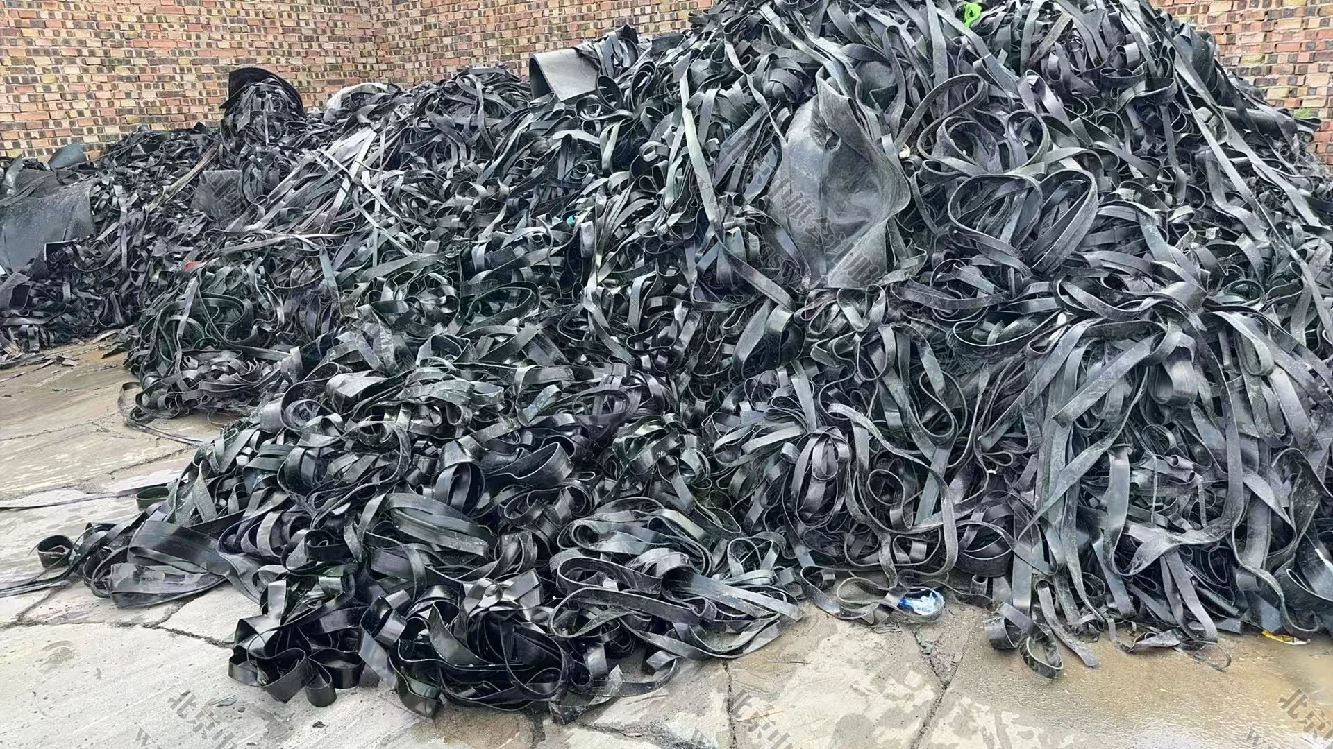 回收過來的廢舊的橡膠.jpg 回收過來的廢舊的橡膠.jpg