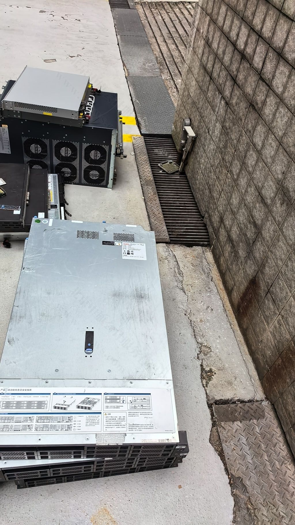 今天天氣好機(jī)房開始清灰了.jpg 今天天氣好機(jī)房開始清灰了.jpg