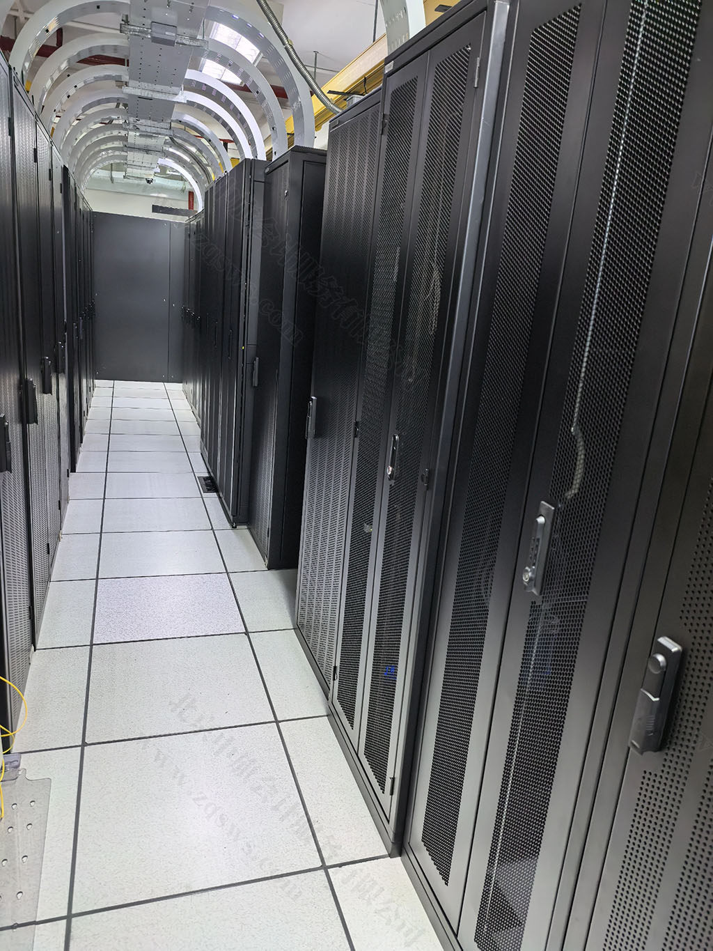 我們公司的IDC機(jī)房.jpg 我們公司的IDC機(jī)房.jpg