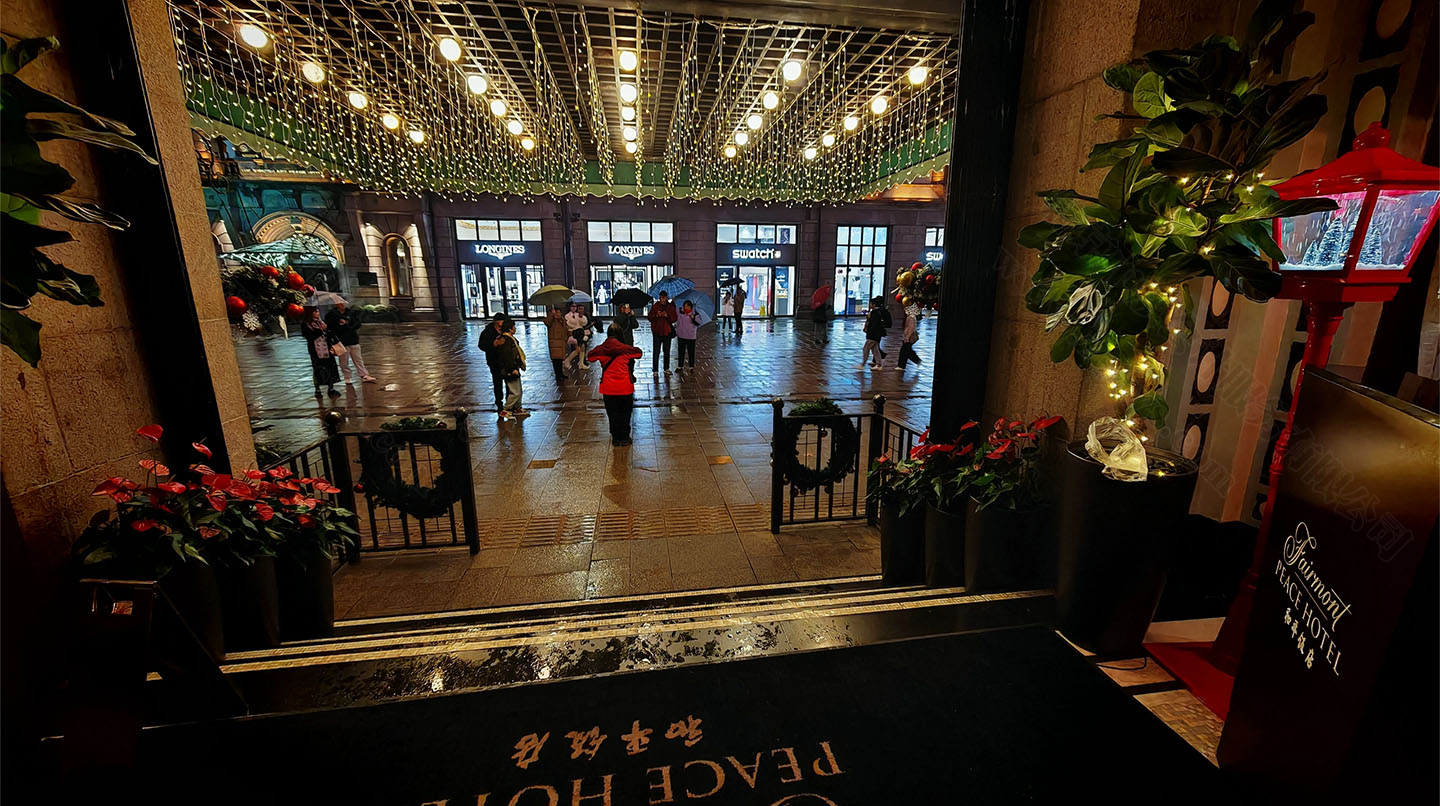上海和平飯店門口.jpg 上海和平飯店門口.jpg