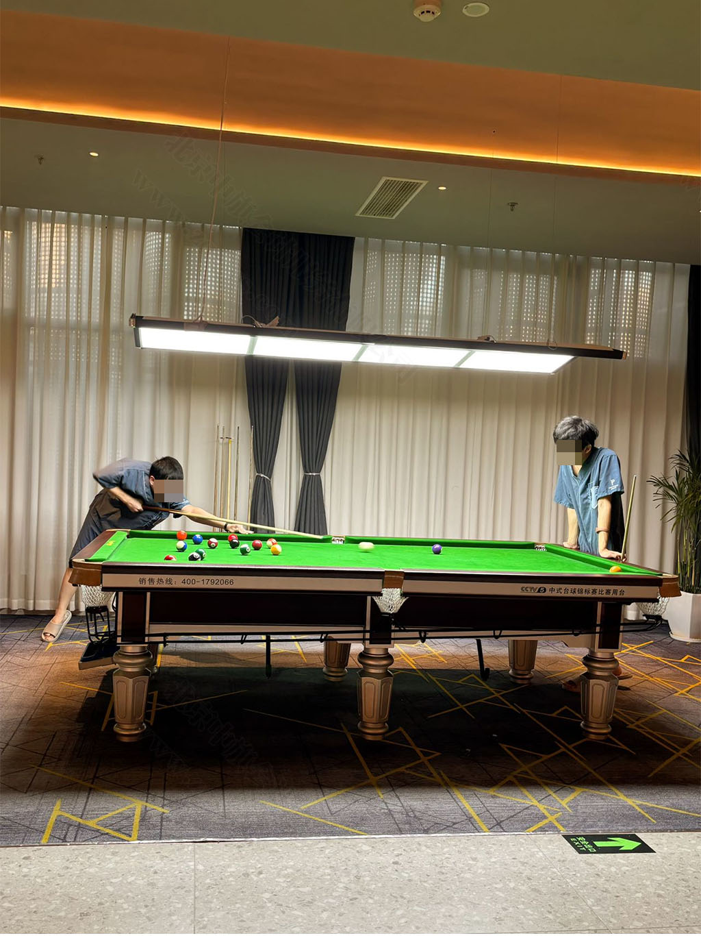 洗浴中心內(nèi)的臺球室.jpg 洗浴中心內(nèi)的臺球室.jpg