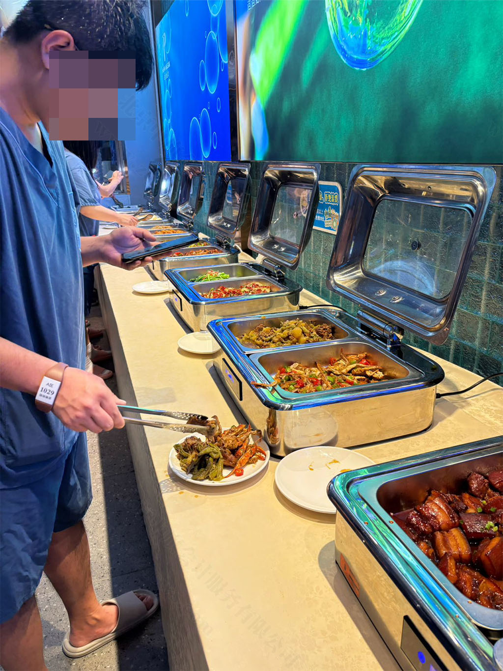 洗浴中心提供的自助餐.jpg 洗浴中心提供的自助餐.jpg