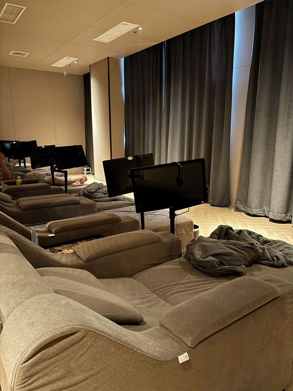 洗浴中心提供的休息室可以看看電視刷刷手機(jī)然后睡覺.jpg 洗浴中心提供的休息室可以看看電視刷刷手機(jī)然后睡覺.jpg