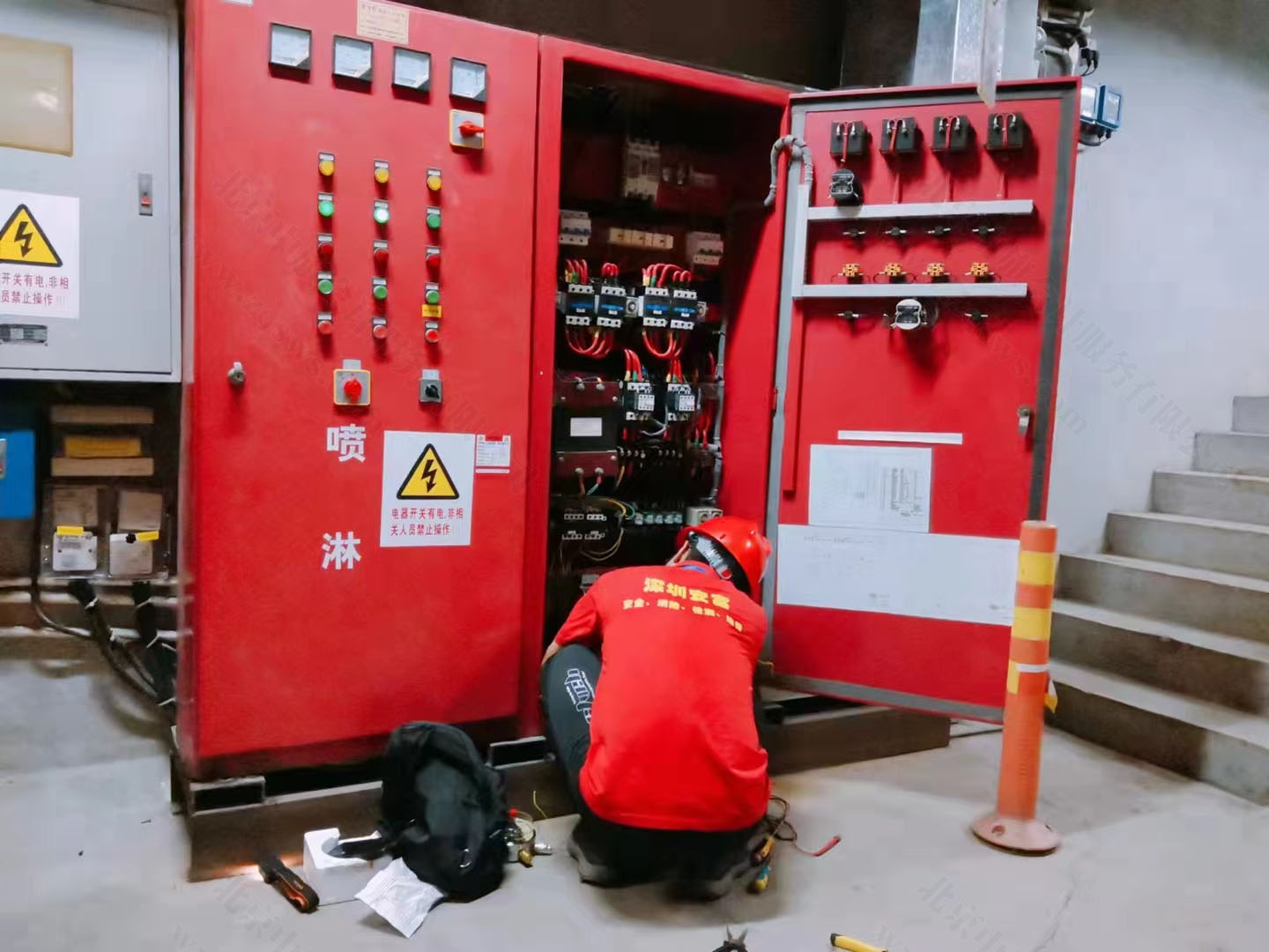 正在做消防檢查的同志.jpg 正在做消防檢查的同志.jpg