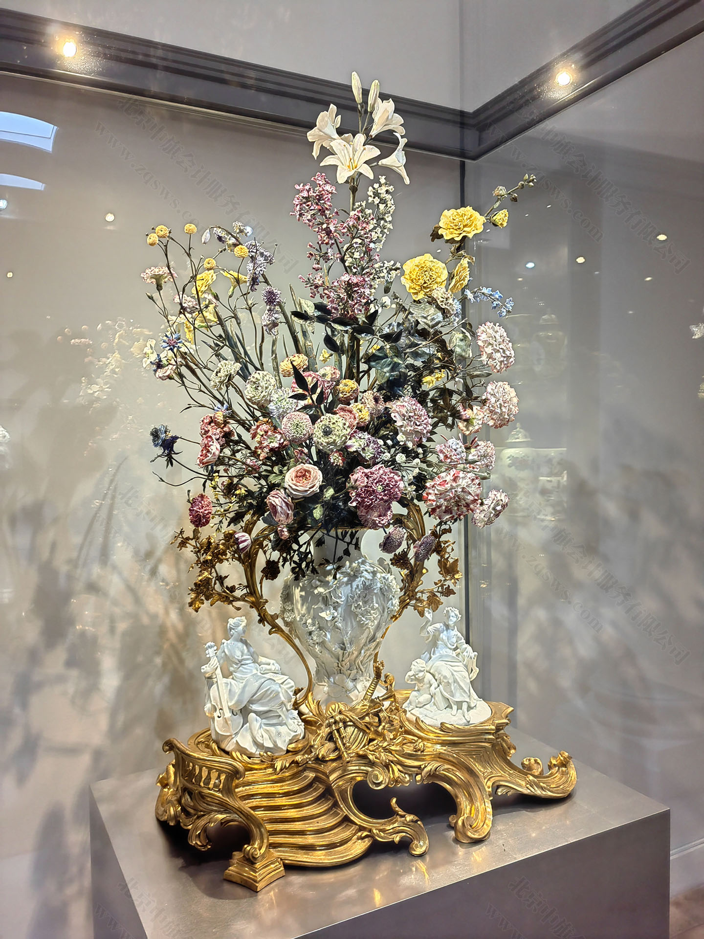 畫廊上正在展覽的精美花卉.jpg 畫廊上正在展覽的精美花卉.jpg