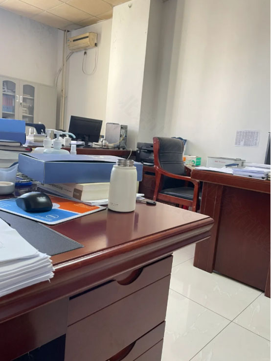 正在辦公的事業(yè)單位.jpg 正在辦公的事業(yè)單位.jpg