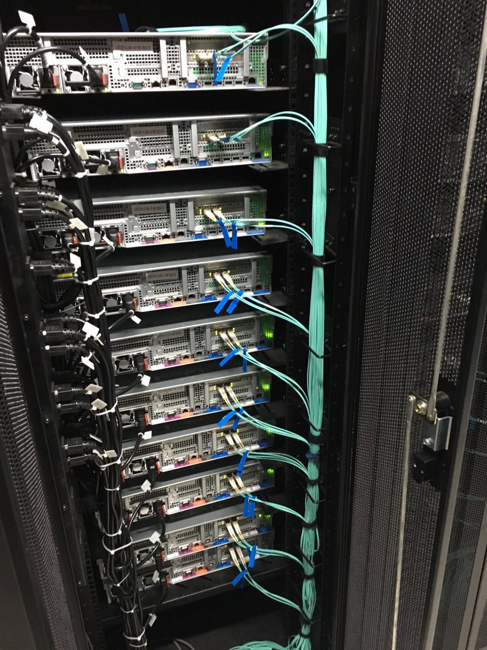 idc機(jī)房的機(jī)柜一般能放多少臺(tái)服務(wù)器 idc機(jī)房的機(jī)柜一般能放多少臺(tái)服務(wù)器