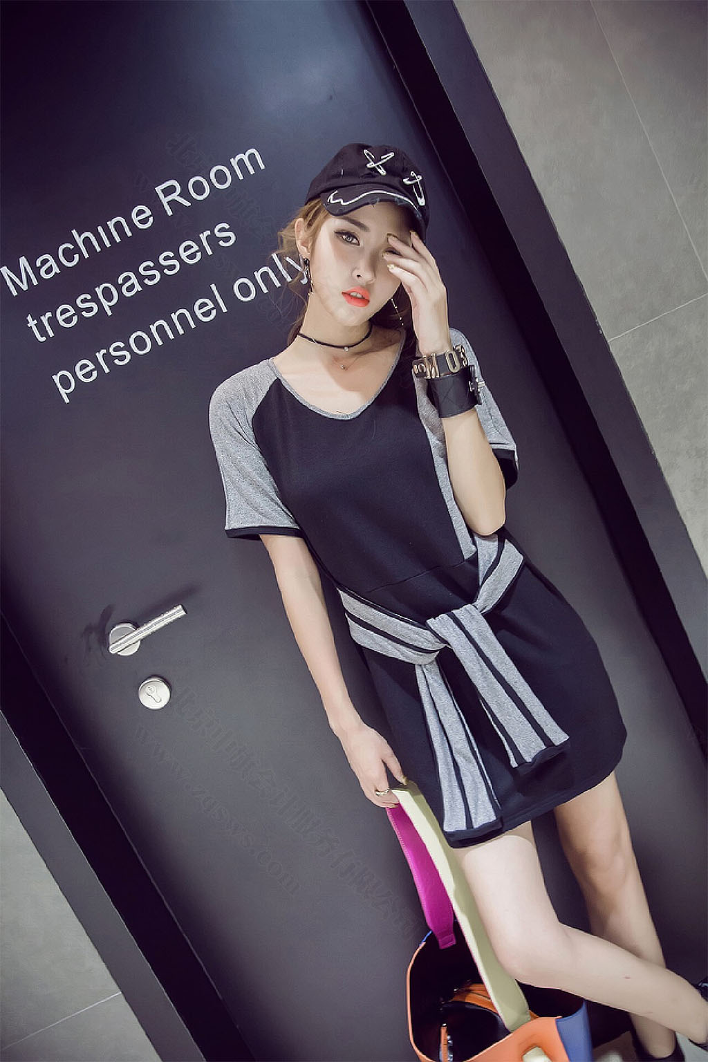 電商正在拍衣服的廣告.jpg 電商正在拍衣服的廣告.jpg