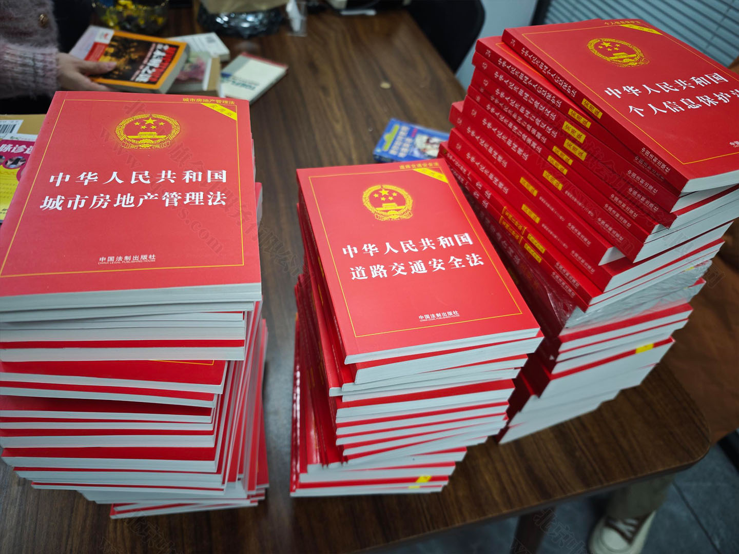 公司準(zhǔn)備的書.jpg 公司準(zhǔn)備的書.jpg