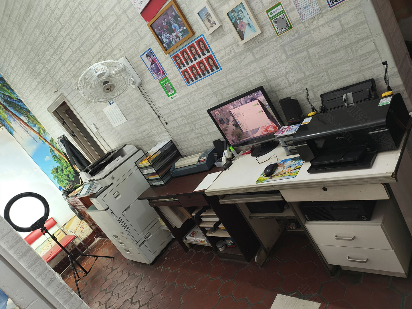 小店里的打印機和復(fù)印機.jpg 小店里的打印機和復(fù)印機.jpg