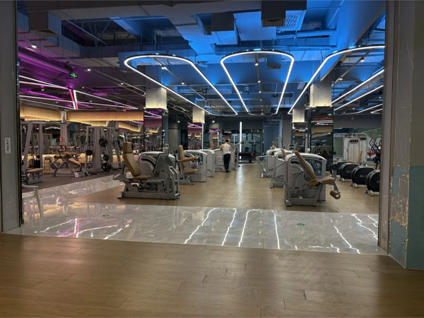 健身房正在鍛煉中.jpg 健身房正在鍛煉中.jpg