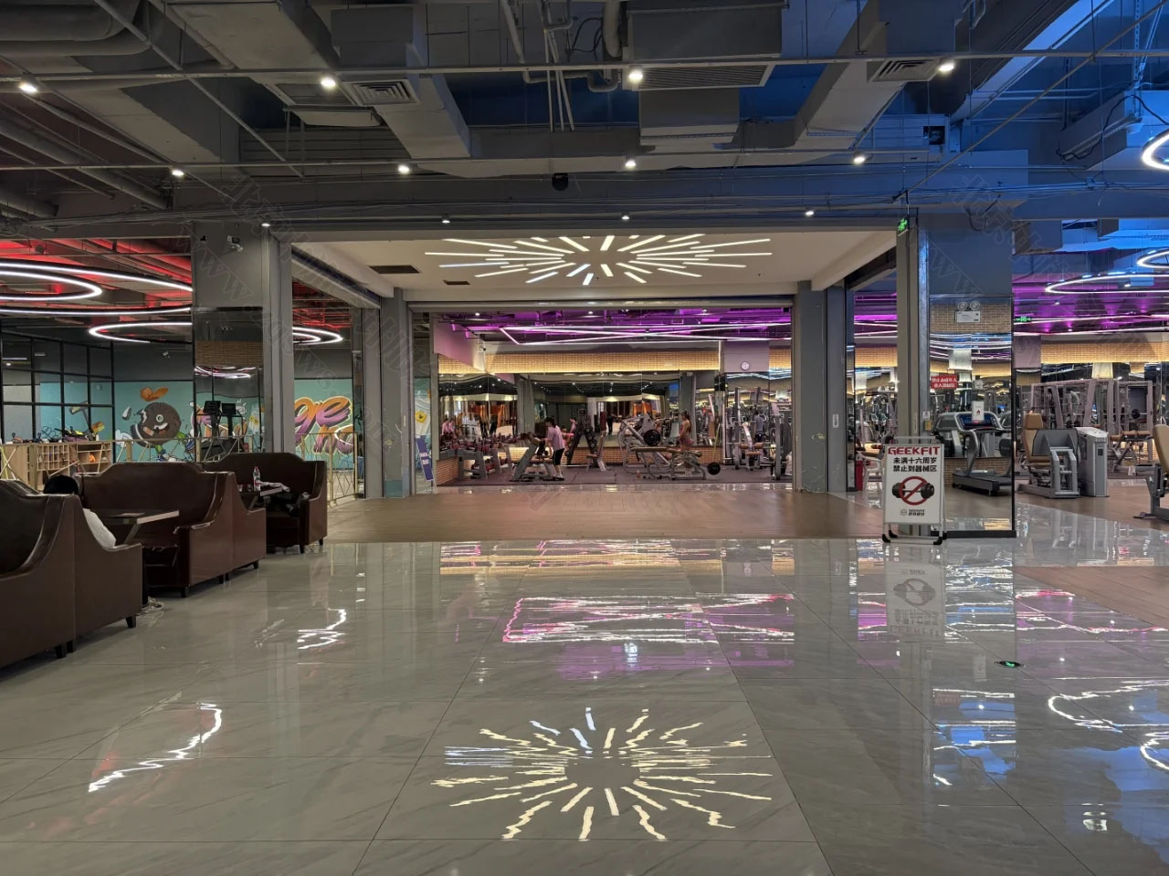 某個健身房.jpg 某個健身房.jpg