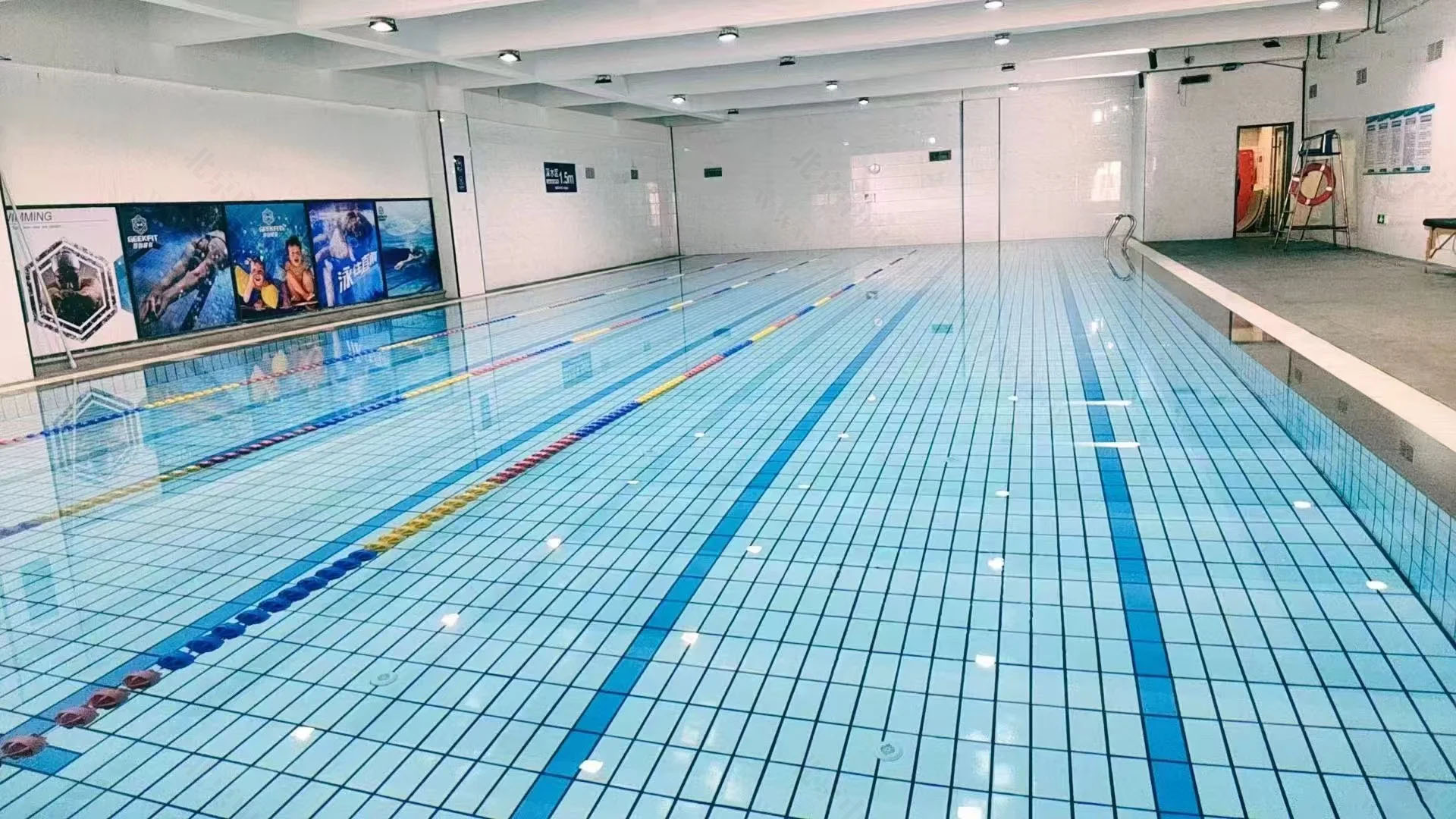 健身房內(nèi)的游泳池.jpg 健身房內(nèi)的游泳池.jpg
