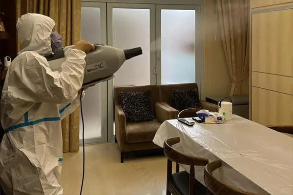 同事正在進(jìn)行空氣消毒.jpg 同事正在進(jìn)行空氣消毒.jpg