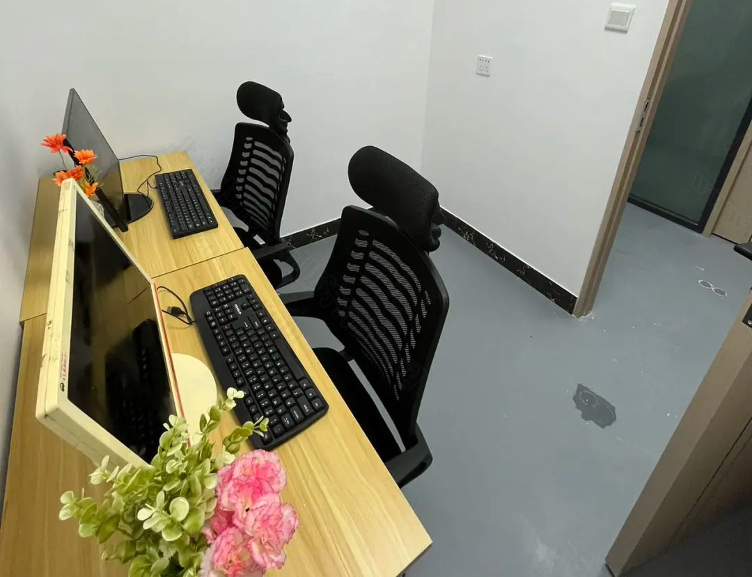 剛創(chuàng)業(yè)那會租用的辦公室就這么大.jpg 剛創(chuàng)業(yè)那會租用的辦公室就這么大.jpg