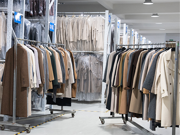 李姐庫房堆積的衣服.png 李姐庫房堆積的衣服.png