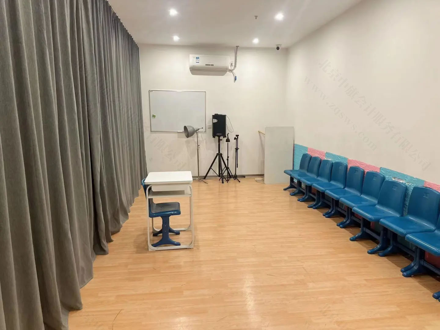 中旗會(huì)計(jì)對(duì)門(mén)開(kāi)培訓(xùn)機(jī)構(gòu)的教師.jpg 中旗會(huì)計(jì)對(duì)門(mén)開(kāi)培訓(xùn)機(jī)構(gòu)的教師.jpg