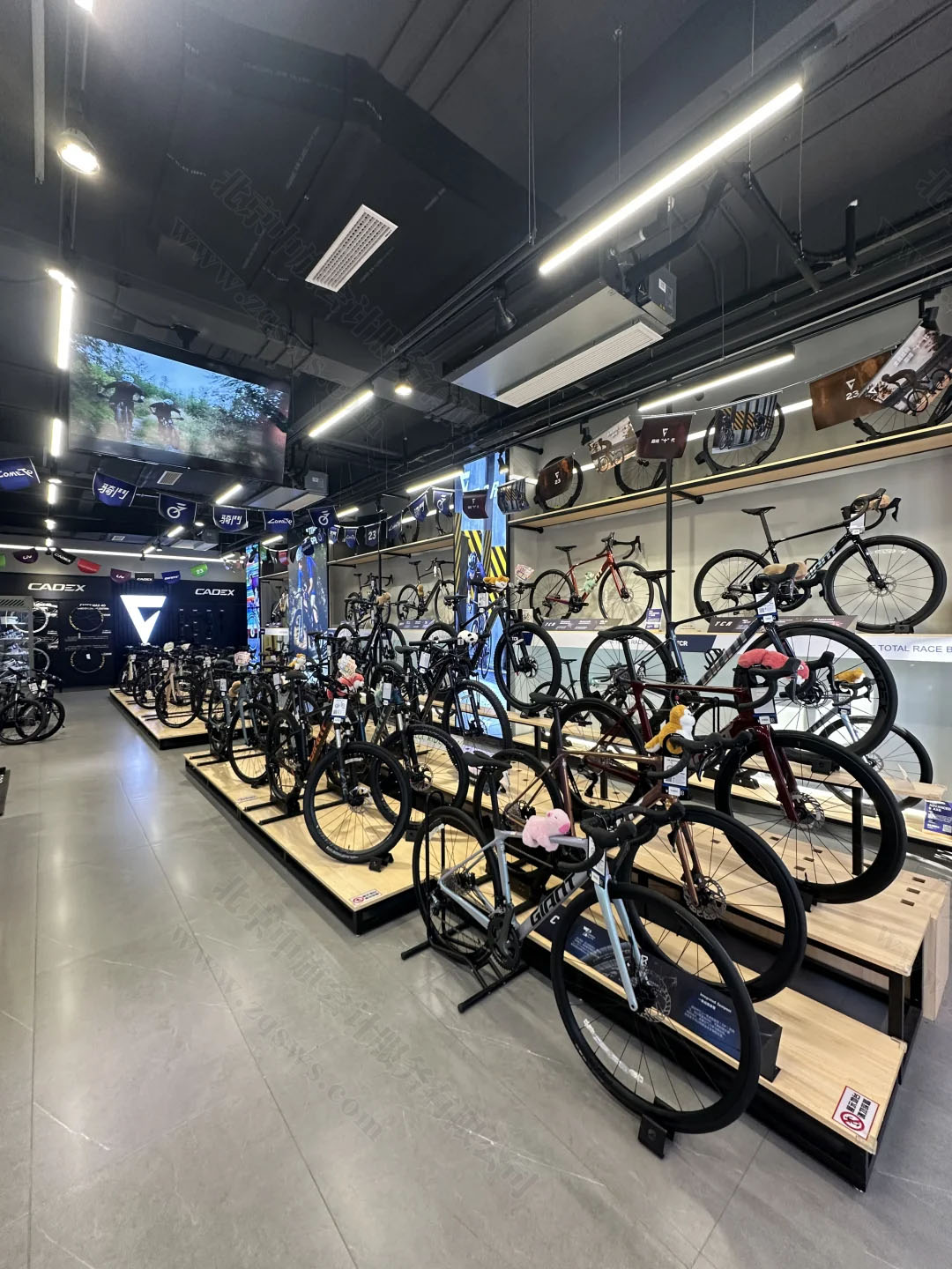 店鋪里面擺放了很多的自行車.jpg