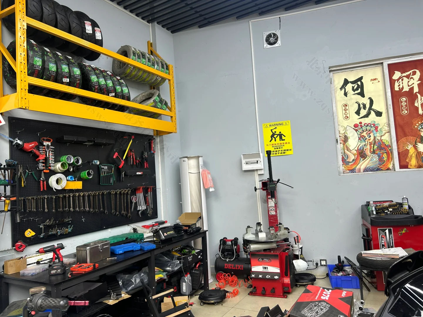樓下一個(gè)電動(dòng)車維修店.jpg 樓下一個(gè)電動(dòng)車維修店.jpg