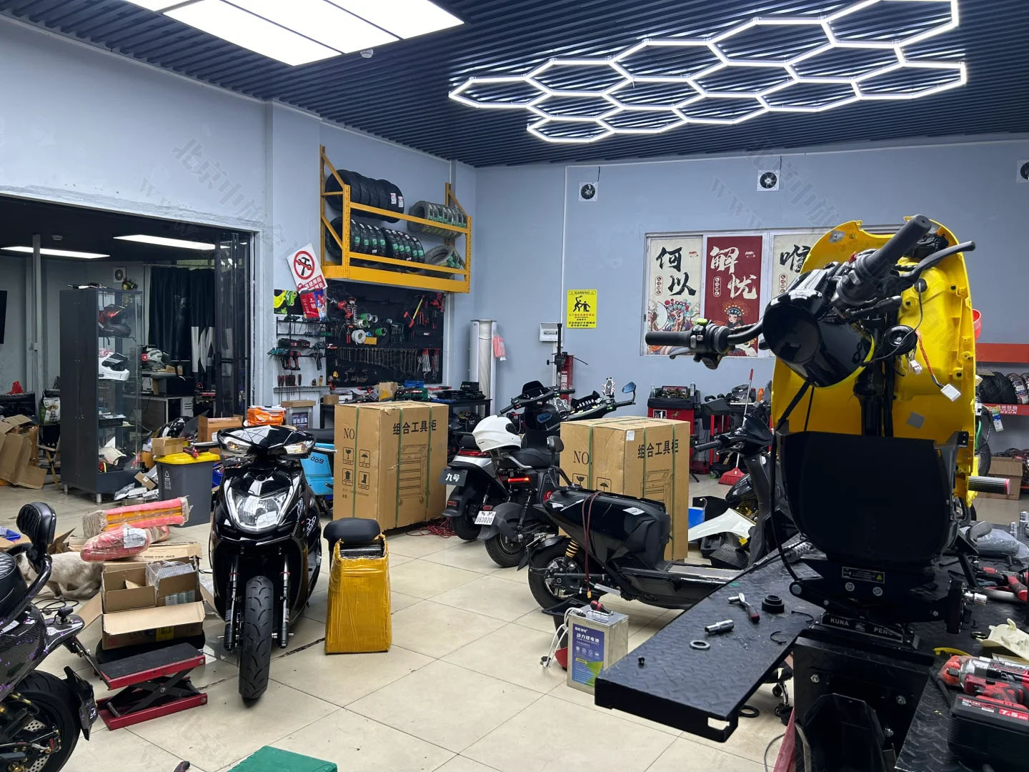 正在維修的電動(dòng)車.jpg 正在維修的電動(dòng)車.jpg