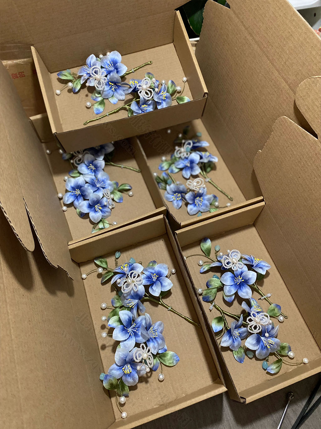 小雨在將絨花福袋打包發(fā)貨.jpg 小雨在將絨花福袋打包發(fā)貨.jpg