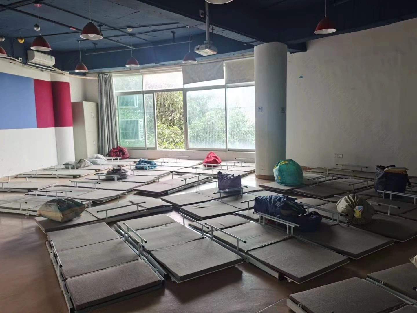 現(xiàn)在場(chǎng)地裝修.jpg 現(xiàn)在場(chǎng)地裝修.jpg