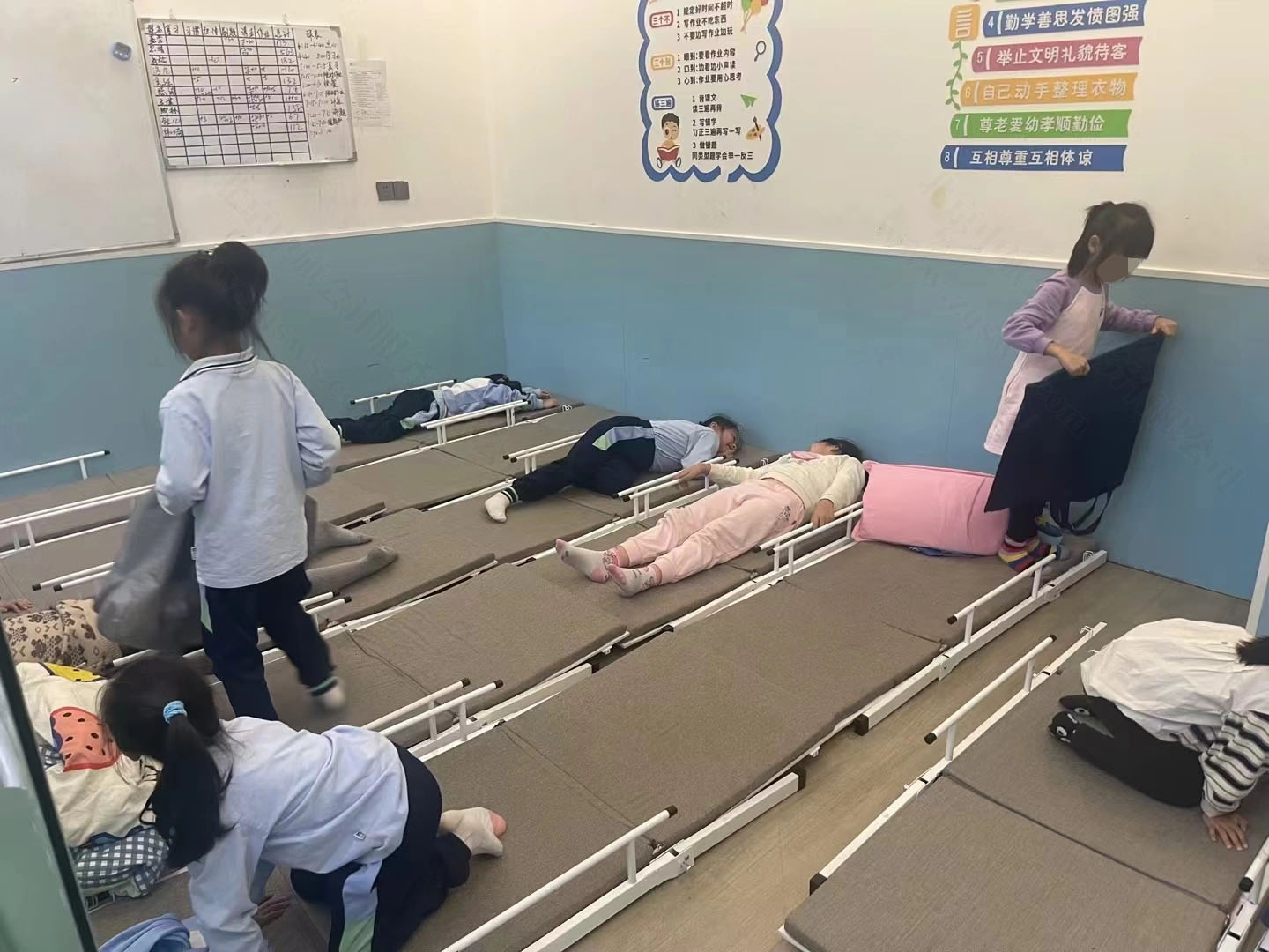 托管班的寶貝們準(zhǔn)備午休啦.jpg 托管班的寶貝們準(zhǔn)備午休啦.jpg