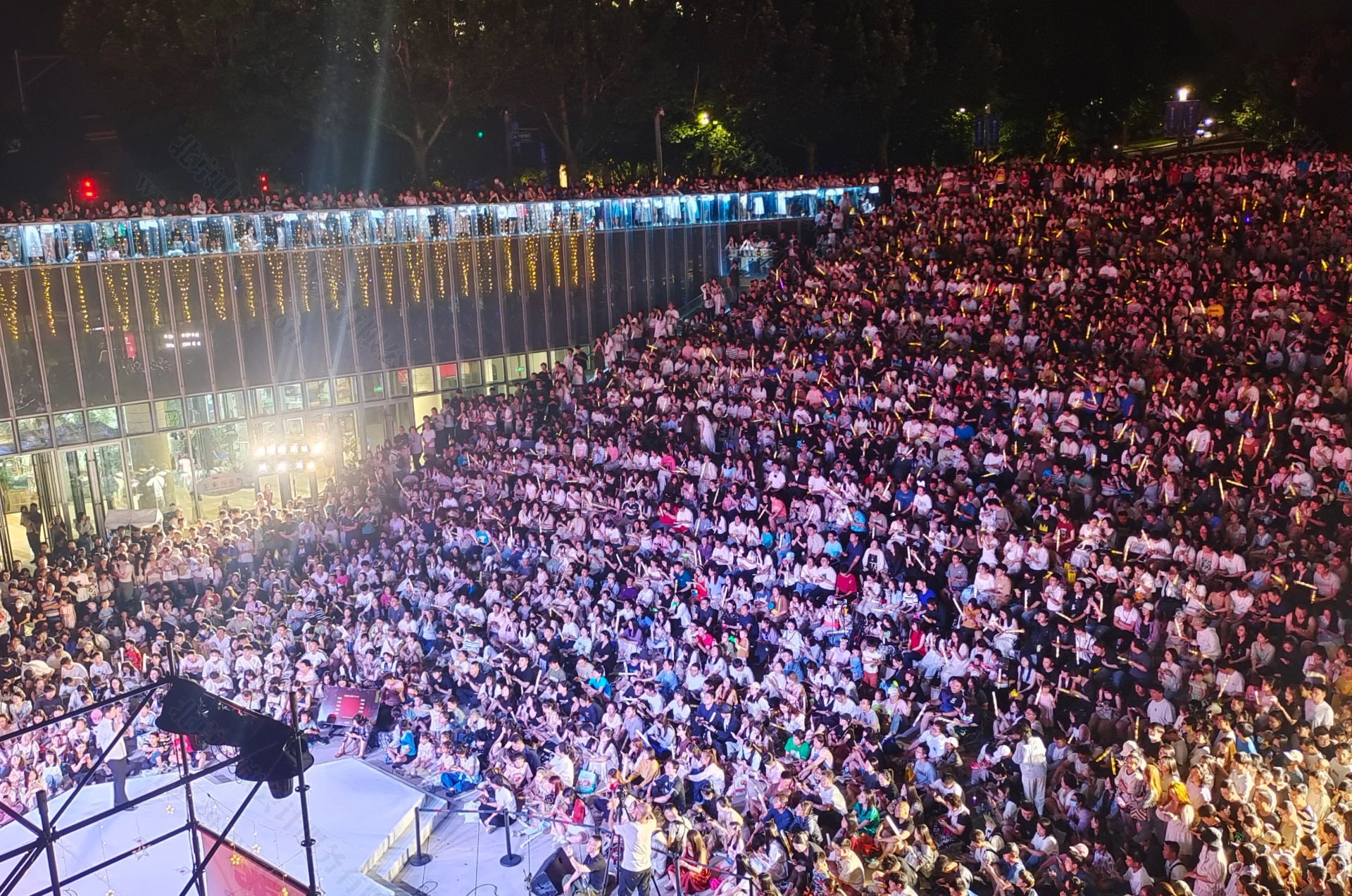 露天的音樂會場地現(xiàn)場.jpg 露天的音樂會場地現(xiàn)場.jpg